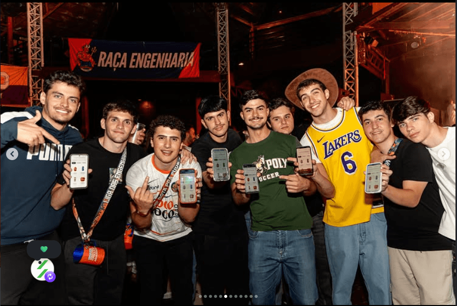 Público real em evento usando fichas digitais Skipow